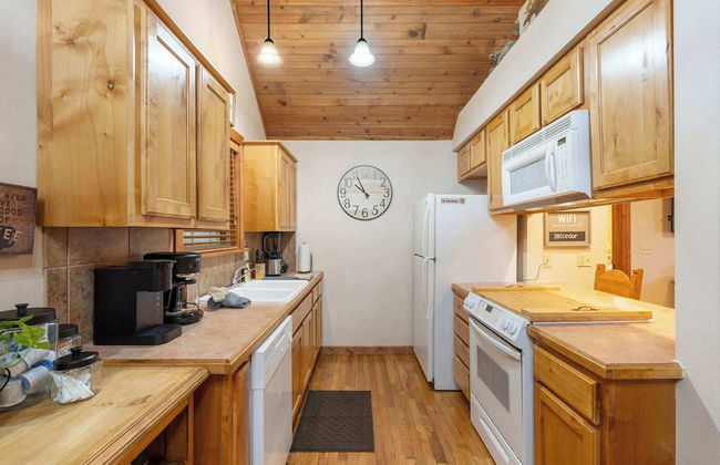 Simons Treetop Cabin 2 BDR in Popular Resort! - Photo 8