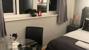 Spacious and Stylish 5 Bed Gem with Private Parking perfect for Large groups and Families - Foto 2