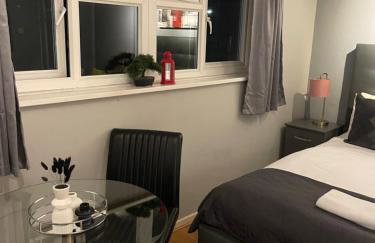 Spacious and Stylish 5 Bed Gem with Private Parking perfect for Large groups and Families - Foto 2