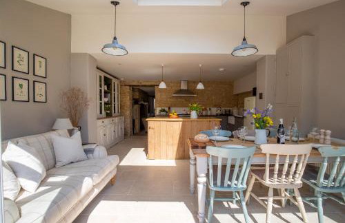 Gleneda Cottage - a renovated, traditional Cotswold cottage full of charm with fireplace and garden - Photo 4