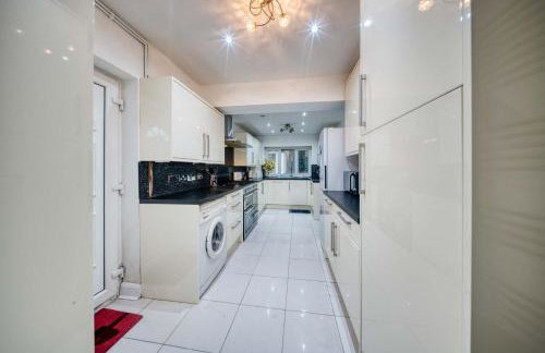 Modern 3BR Manchester Home Sleeps 7 Parking - Foto 49