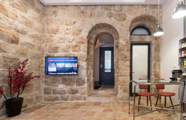 Best Location Jerusalem Stone Apartment - Photo 14