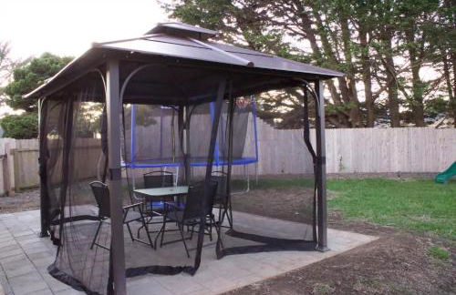 Private Home - Playground, Jumping Mat, BBQ, Darts, Firepit, Gazebo, 4 Smart TVs, White Cotton Bedding, - The Redwood Cul-De Sac Beach Retreat - Foto 43