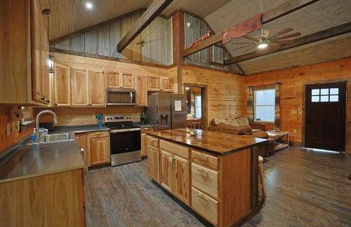 2BR Fishing Cabin w Fire Pit, Hot Tub, EV Charger - Foto 18