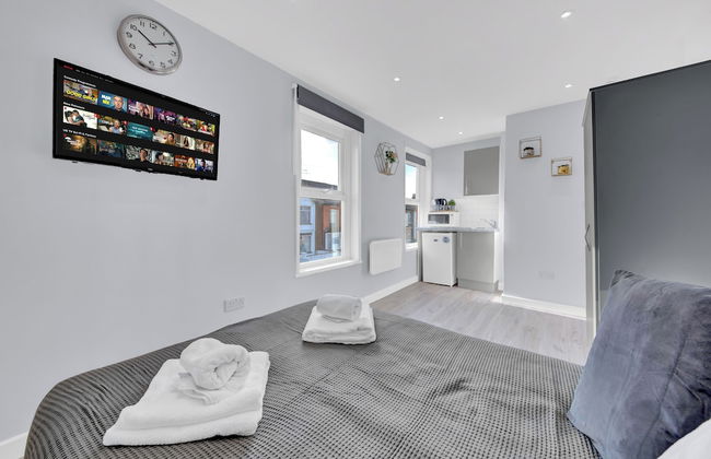 Lovely 1-bed Studio in West Drayton - Photo 15