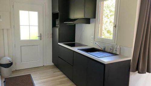 Cottage YVEL au Pied du lac au Duc, son Golf et sa Base Nautique - Foto 3, stove, dishwasher, minibar