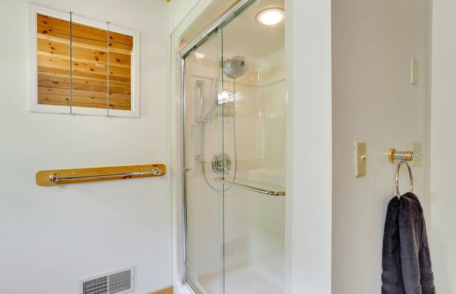 Pocono Dog-Friendly Home on River - Foto 5