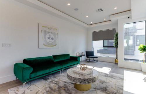 Modern 5 Bedroom Masterpiece With Rooftop Deck - Photo 12