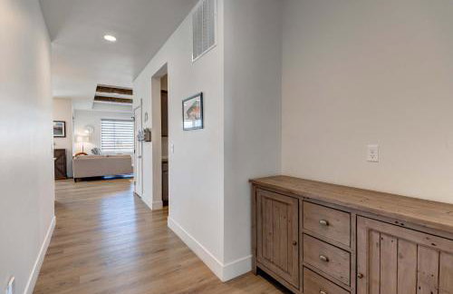 Scenic Modern Home with Private Patio & Fireplace - Foto 22