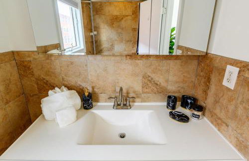 Modern 3BR Townhouse with Private Rooftop & Parking Minutes to NYC - Foto 38