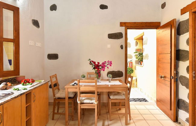 Authentic Holiday Home, Ground Floor Level, With Private Pool and Large Terrace - Foto 4