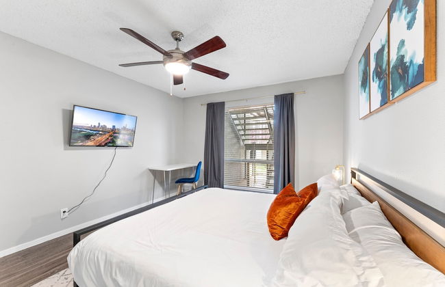 Soco 2BR Corner Suite w Pool King bed Fast Wifi - Photo 19