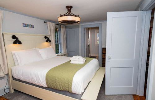 Bright and Sunny Springfield Carriage House - Photo 15