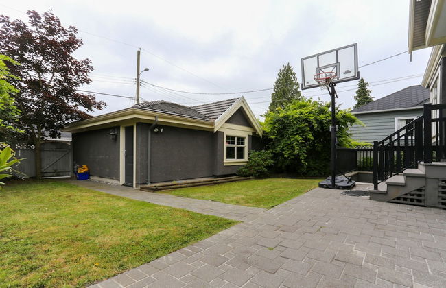 Grand 4 Bedroom Vacation House near Vancouver Downtown - Photo 35