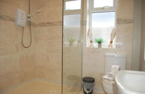 Sound of the Sea, beach front Bungalow with hot tub, in Tywyn - Foto 33