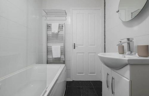 Charming House with Free Parking - Photo 13