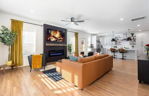 Bancroft Bungalow - Hot Tub, Fire Pit - Near Uptown - Foto 39