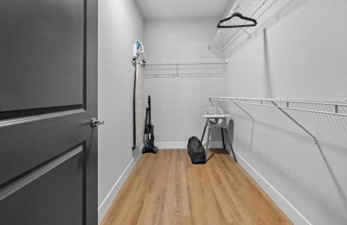 Luxe King Suite, Cozy Sectional, Gym, Pool, U of A - Photo 29