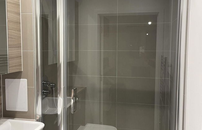 2 Bedroom Luxury Apartment in Barking - Photo 9