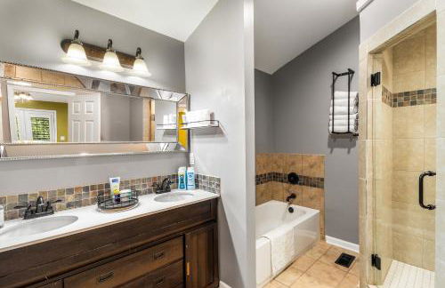 4bd Waterfront House in Lake Lanier with HotTub, FirePit, Wifi, Ping Pong and 2 Kaya - Foto 10