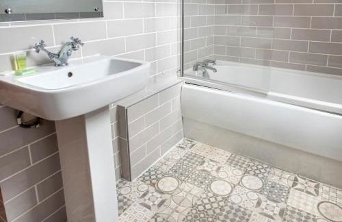 Cosy detached lodge, dog & child friendly with shared pools - Photo 7