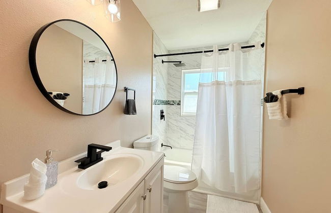 Spacious Modern King bed Game Room More - Photo 15