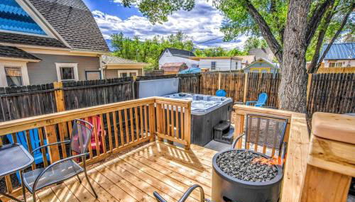 The Vibrant Victorian Hot Tub & Fire Pit in OCC - Foto 3