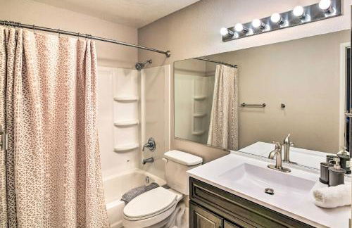 Contemporary Vegas Townhome with Community Pool - Foto 22