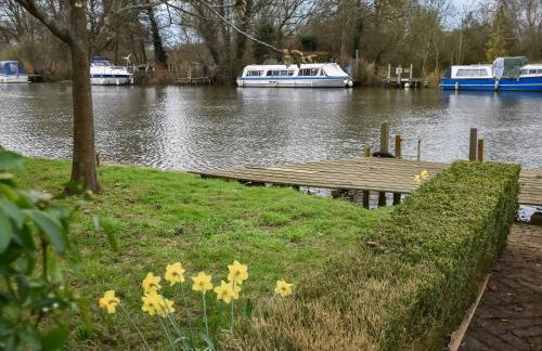 Riverside Retreat - Photo 18