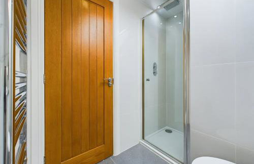 Modern 4 Bed Walk to Pubs, Shops and Countryside - Photo 39