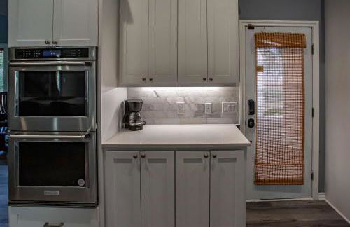 Lakefront 6BR Retreat w Dock & Game Room - Foto 8