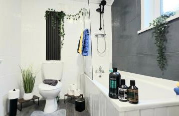 Elegant 3BR Family-Friendly - Sleeps 5 - Fast WiFi -Parking - Netflix - Photo 6
