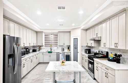 Spacious 6BR Stay with Parking and Near DTLA - Foto 16