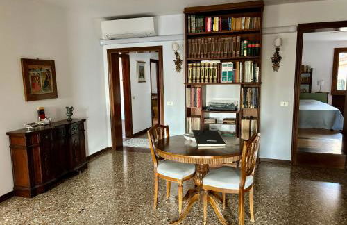 Large Three-bedroom Apartment with Canal View in Cannaregio - Foto 9