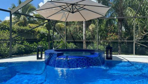 Three-Bedroom House - Best area-Heated Pool-Spa and Sauna Close to Beaches - Foto 1