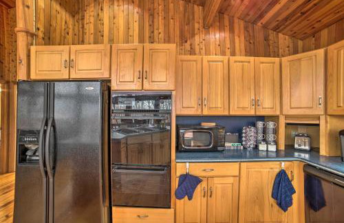 Grand Escape w/ Deck, Game Room, Nature View! - Foto 17