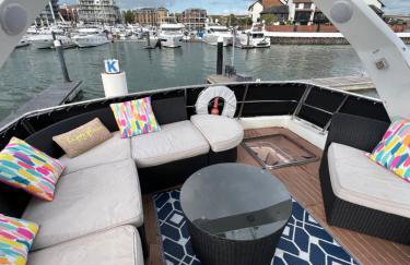 SUPERYACHT ON TOWN QUAY MARINA, SOUTHAMPTON - Very close to city centre and cruise terminals - free parking included - Foto 4