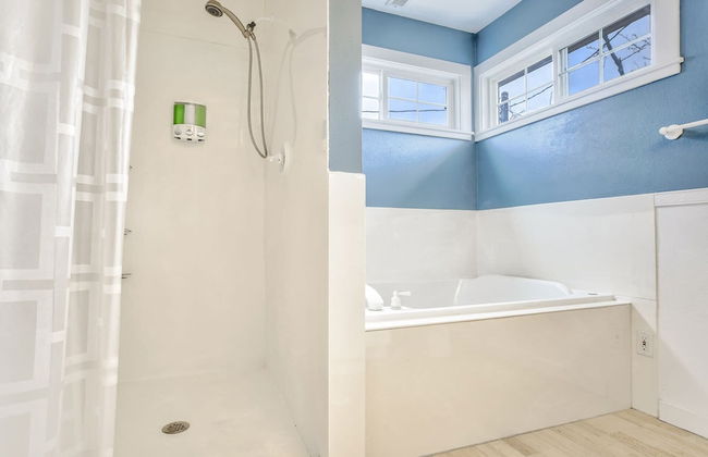 2BR Central Location Big Backyard & Dog Friendly! - Photo 18