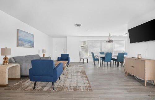 Venice Lakefront Pool Home - Photo 10