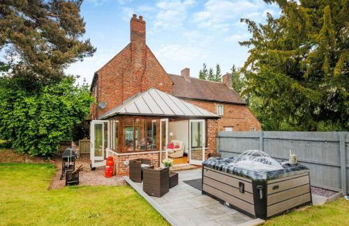 6 Bedroom Country Cottage with Hot Tub - Photo 20