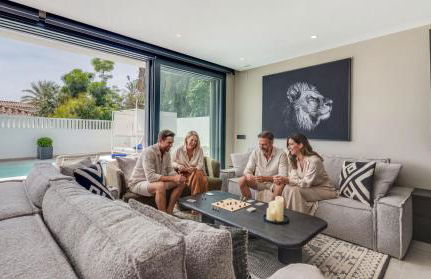 VACATION MARBELLA I Villa Marbesa White Pearl, Two Private Pools, 3min walk to the Beach, Fastest WiFi, Built in 2024 - Foto 8