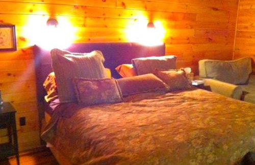 Cozy Log Cabin with a Private Hot Tub near Beartown State Forest, Massachusetts - Foto 11