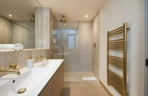 Spacious 5BR Home Near New Forest & Coast - Parking - Sleeps 10 - Photo 46