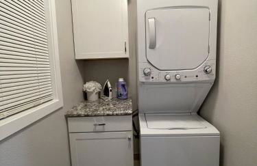 Airy Modern 2BR/2BA - Parking + Laundry + Sleep 6 - Foto 26