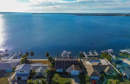 Family Waterfront 4BR Home Heated Pool Private Pier - Photo 7