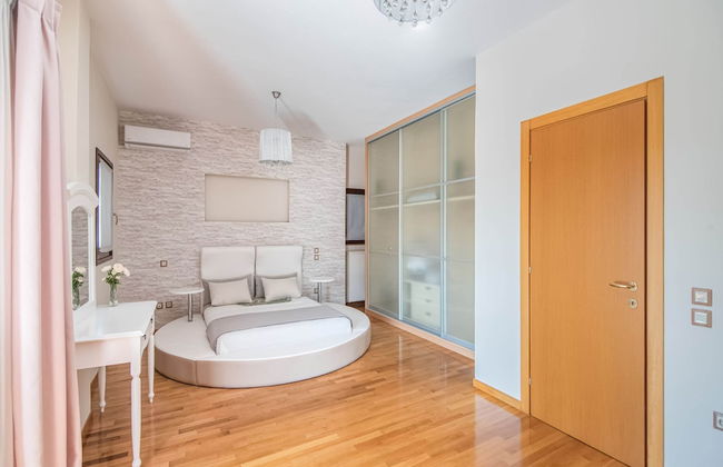 Inviting Villa in Anavissos With Communal Pool - Foto 4