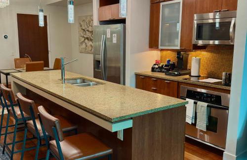 Channelside Luxury Retreat Spacious 2BR 2BA Condo with Pool, Balcony, Sauna & Gym - Foto 4