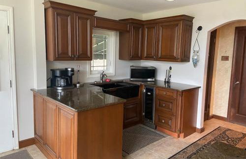 Large home with hot tub in serene wooded setting - Foto 35