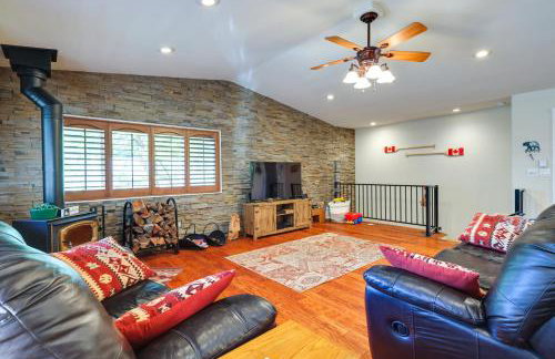 Cozy Mi-Wuk Village Cabin with Deck! - Foto 3