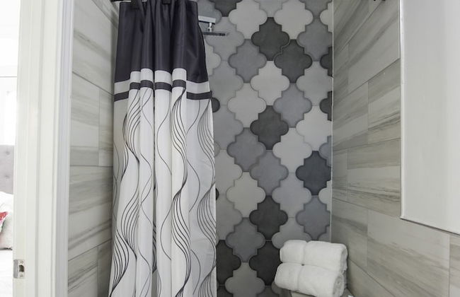 Best Location! 4 BR! Next to French QT by YouRent - Foto 14